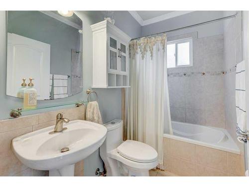 6003 Lloyd Crescent Sw, Calgary, AB - Indoor Photo Showing Bathroom