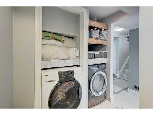 6003 Lloyd Crescent Sw, Calgary, AB - Indoor Photo Showing Laundry Room