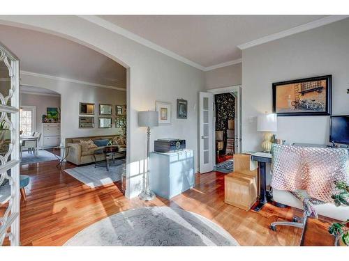 6003 Lloyd Crescent Sw, Calgary, AB - Indoor Photo Showing Living Room