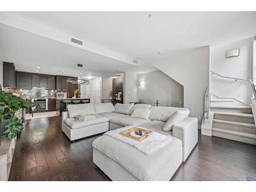 132-99 Spruce Place Sw, Calgary, AB - Indoor Photo Showing Living Room