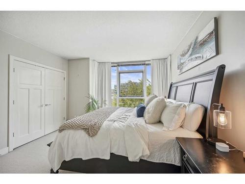 132-99 Spruce Place Sw, Calgary, AB - Indoor Photo Showing Bedroom