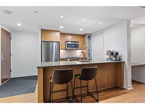 601-1118 12 Avenue Sw, Calgary, AB - Indoor Photo Showing Kitchen With Stainless Steel Kitchen