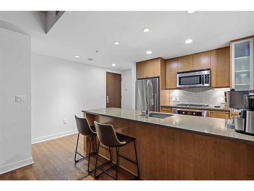 601-1118 12 Avenue Sw, Calgary, AB - Indoor Photo Showing Kitchen With Stainless Steel Kitchen With Upgraded Kitchen