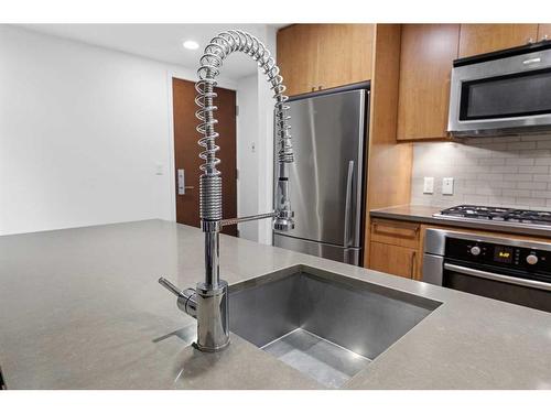 601-1118 12 Avenue Sw, Calgary, AB - Indoor Photo Showing Kitchen With Stainless Steel Kitchen