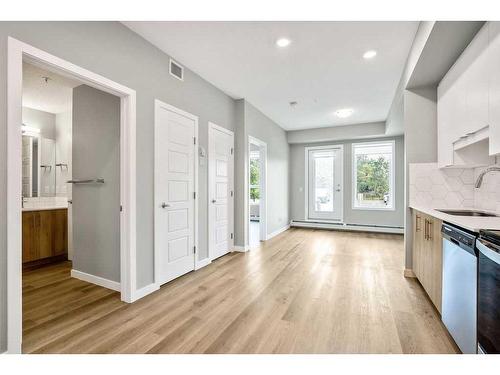 107-1605 17 Street Se, Calgary, AB - Indoor Photo Showing Kitchen