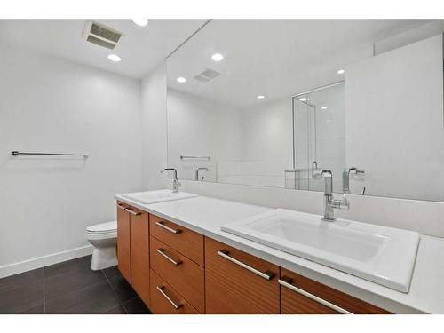 238-222 Riverfront Avenue Sw, Calgary, AB - Indoor Photo Showing Bathroom