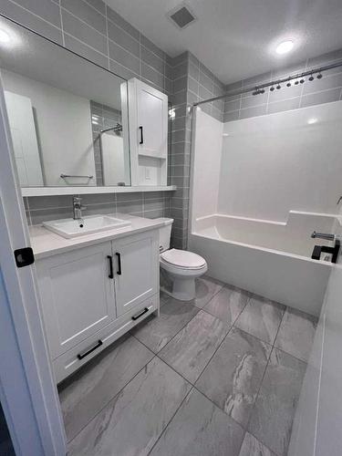 1313-350 Livingston Common Ne, Calgary, AB - Indoor Photo Showing Bathroom