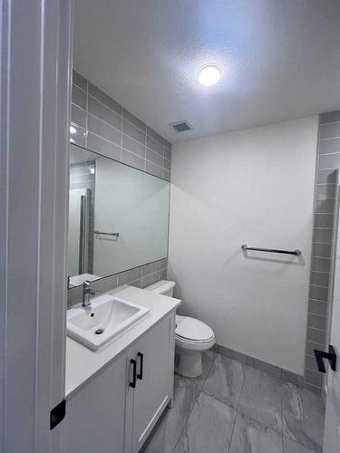 1313-350 Livingston Common Ne, Calgary, AB - Indoor Photo Showing Bathroom