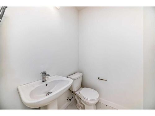 45 Shale Avenue, Cochrane, AB - Indoor Photo Showing Bathroom