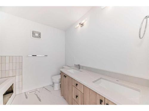 45 Shale Avenue, Cochrane, AB - Indoor Photo Showing Bathroom