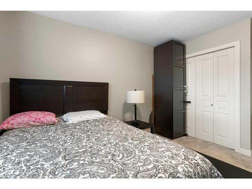 168 Bayside Point Sw, Airdrie, AB - Indoor Photo Showing Bedroom