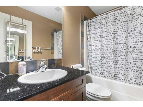 168 Bayside Point Sw, Airdrie, AB - Indoor Photo Showing Bathroom