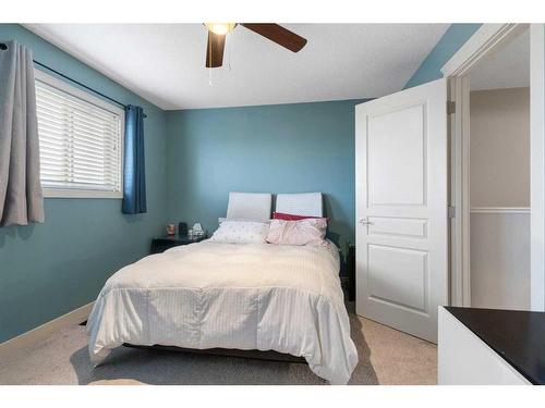 168 Bayside Point Sw, Airdrie, AB - Indoor Photo Showing Bedroom