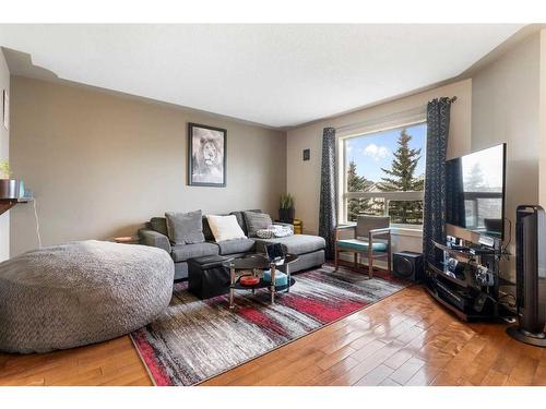 168 Bayside Point Sw, Airdrie, AB - Indoor Photo Showing Living Room