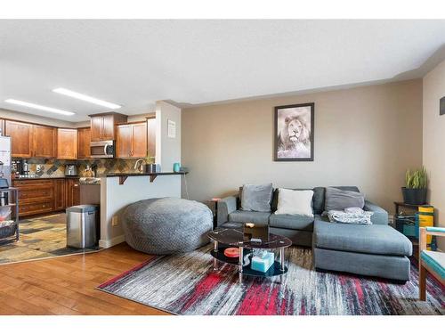 168 Bayside Point Sw, Airdrie, AB - Indoor Photo Showing Living Room