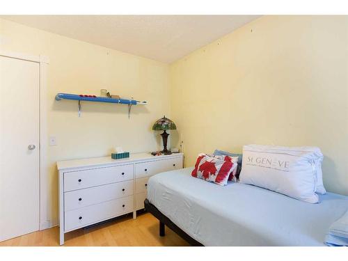 183 Deerfield Drive Se, Calgary, AB - Indoor Photo Showing Bedroom