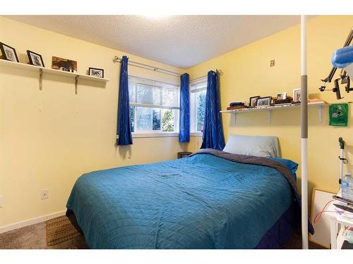 183 Deerfield Drive Se, Calgary, AB - Indoor Photo Showing Bedroom