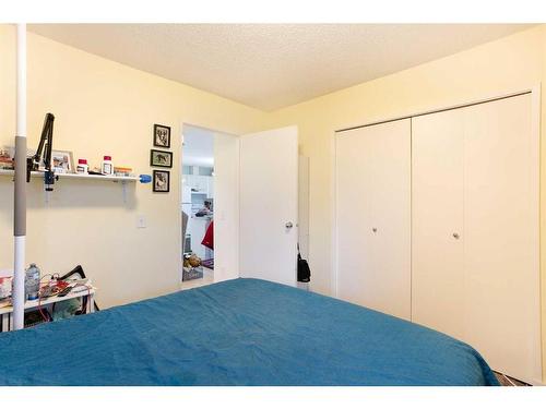 183 Deerfield Drive Se, Calgary, AB - Indoor Photo Showing Bedroom