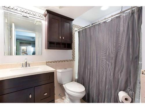 183 Deerfield Drive Se, Calgary, AB - Indoor Photo Showing Bathroom