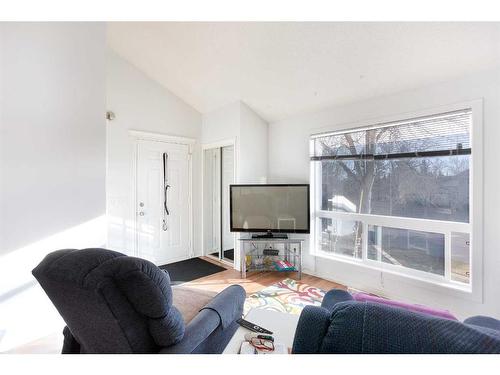 183 Deerfield Drive Se, Calgary, AB - Indoor Photo Showing Living Room