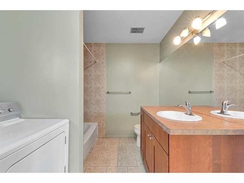 802-2520 Palliser Drive Sw, Calgary, AB - Indoor Photo Showing Bathroom