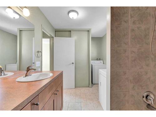 802-2520 Palliser Drive Sw, Calgary, AB - Indoor Photo Showing Bathroom