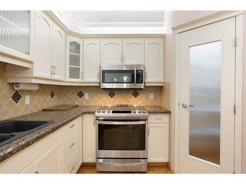 449-8535 Bonaventure Drive Se, Calgary, AB - Indoor Photo Showing Kitchen