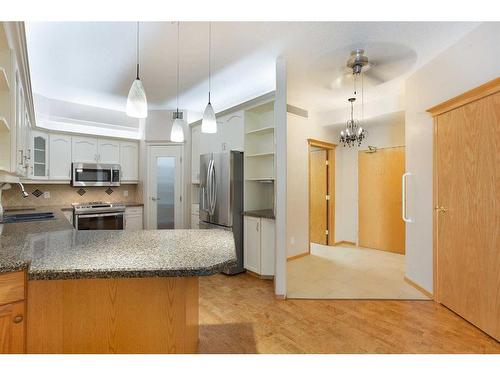 449-8535 Bonaventure Drive Se, Calgary, AB - Indoor Photo Showing Kitchen