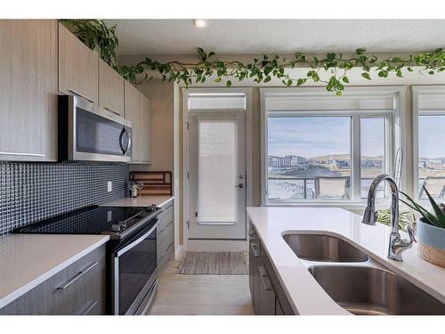 416-214 Sherwood Square Nw, Calgary, AB - Indoor Photo Showing Kitchen With Double Sink With Upgraded Kitchen