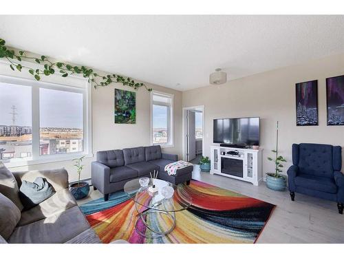 416-214 Sherwood Square Nw, Calgary, AB - Indoor Photo Showing Living Room