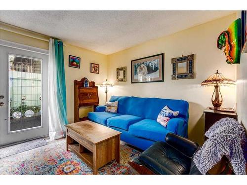 6-4608 75 Street Nw, Calgary, AB - Indoor Photo Showing Living Room