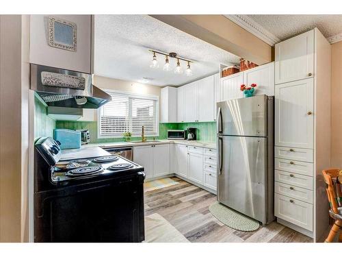 6-4608 75 Street Nw, Calgary, AB - Indoor Photo Showing Kitchen