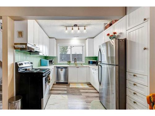 6-4608 75 Street Nw, Calgary, AB - Indoor Photo Showing Kitchen