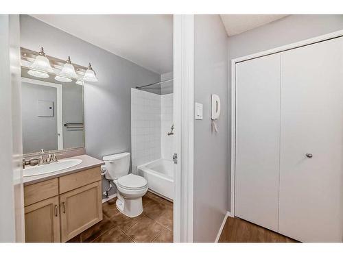 429-723 57 Avenue Sw, Calgary, AB - Indoor Photo Showing Bathroom