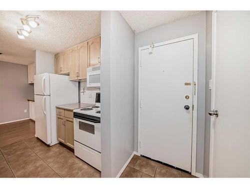 429-723 57 Avenue Sw, Calgary, AB - Indoor Photo Showing Kitchen