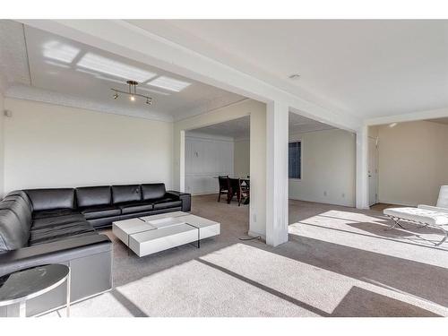 215 2 Avenue Ne, Calgary, AB - Indoor Photo Showing Living Room