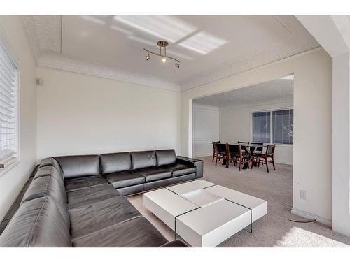 215 2 Avenue Ne, Calgary, AB - Indoor Photo Showing Living Room