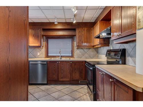 215 2 Avenue Ne, Calgary, AB - Indoor Photo Showing Kitchen With Double Sink