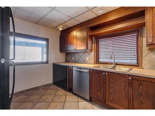 215 2 Avenue Ne, Calgary, AB - Indoor Photo Showing Kitchen With Double Sink