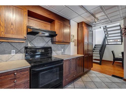 215 2 Avenue Ne, Calgary, AB - Indoor Photo Showing Kitchen