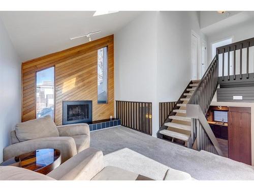 215 2 Avenue Ne, Calgary, AB - Indoor With Fireplace