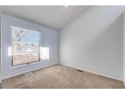 215 2 Avenue Ne, Calgary, AB - Indoor Photo Showing Other Room