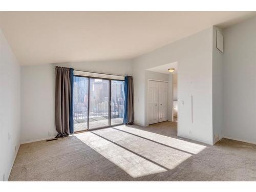 215 2 Avenue Ne, Calgary, AB - Indoor Photo Showing Other Room