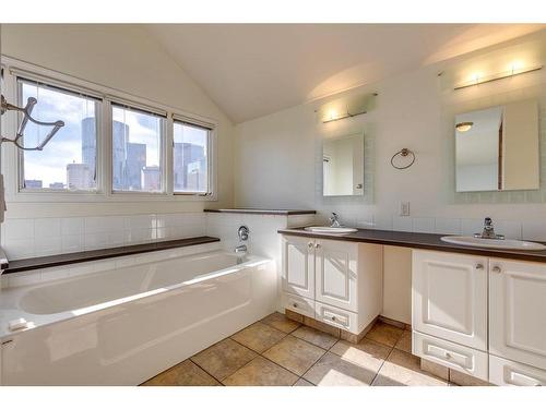 215 2 Avenue Ne, Calgary, AB - Indoor Photo Showing Bathroom