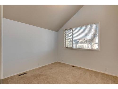 215 2 Avenue Ne, Calgary, AB - Indoor Photo Showing Other Room