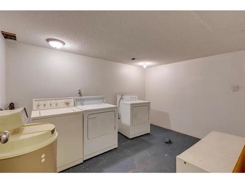 215 2 Avenue Ne, Calgary, AB - Indoor Photo Showing Laundry Room