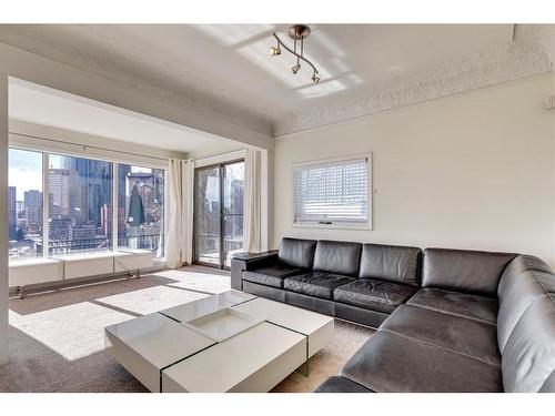 215 2 Avenue Ne, Calgary, AB - Indoor Photo Showing Living Room