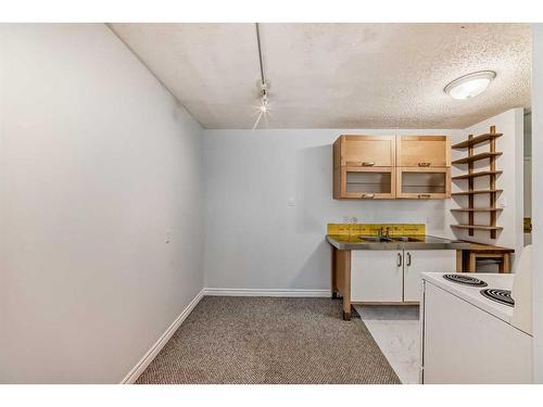 204-3420 50 Street Nw, Calgary, AB - Indoor Photo Showing Kitchen