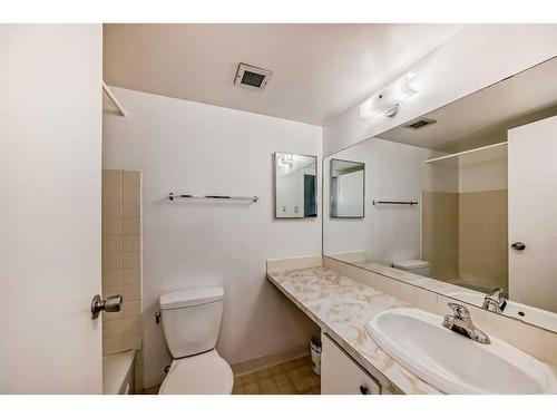 204-3420 50 Street Nw, Calgary, AB - Indoor Photo Showing Bathroom