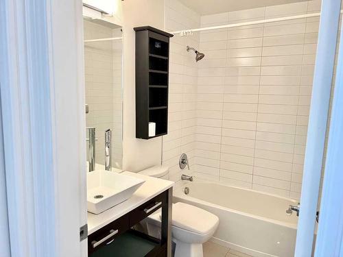 1701-55 Spruce Place Sw, Calgary, AB - Indoor Photo Showing Bathroom